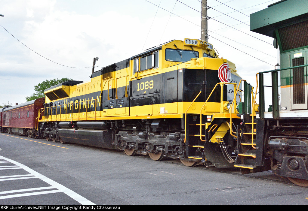 NS 1069 Train 955